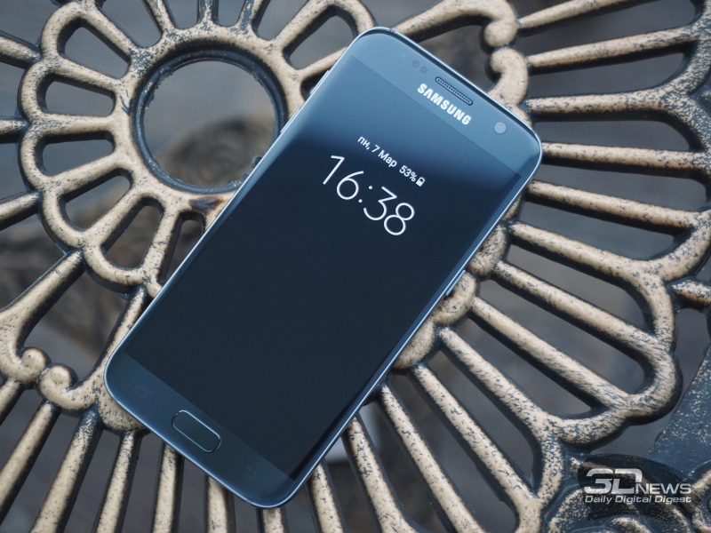  Samsung Galaxy S7, лицевая панель. Над экраном: разговорный динамик, фронтальная камера, датчики освещения и приближения, а также индикатор состояния. Под экраном: кнопка «Домой» со сканером отпечатка и сенсорные клавиши «Назад» и вызова списка открытых приложений 